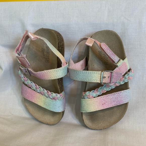 Lets see those little toes ,
ir·i·des·cent color sandals, Toddlers - Picture 2 of 2